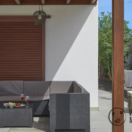 Mauruuru - 10 Minutes Walking To Marina Rubicon, Heated Pool, Bbq & Office Space With Desk And High Speed Internet