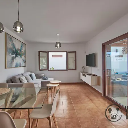 Vila Mauruuru - 10 Minutes Walking To Marina Rubicon, Heated Pool, Bbq & Office Space With Desk And High Speed Internet